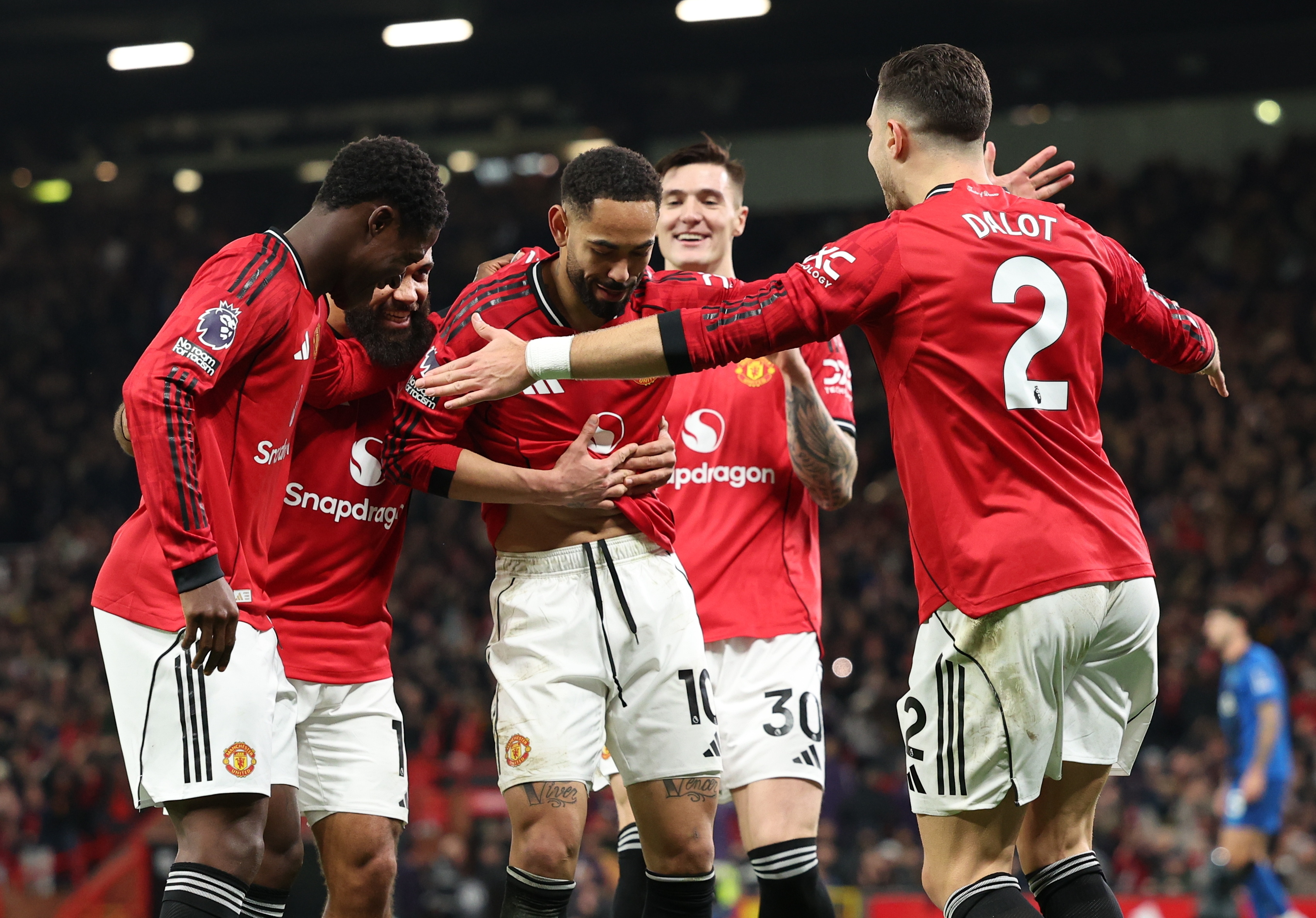 包含曼联客场不敌伯恩茅斯，遭遇挫折的词条